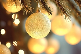 金色圣诞球微距特写摄影图片